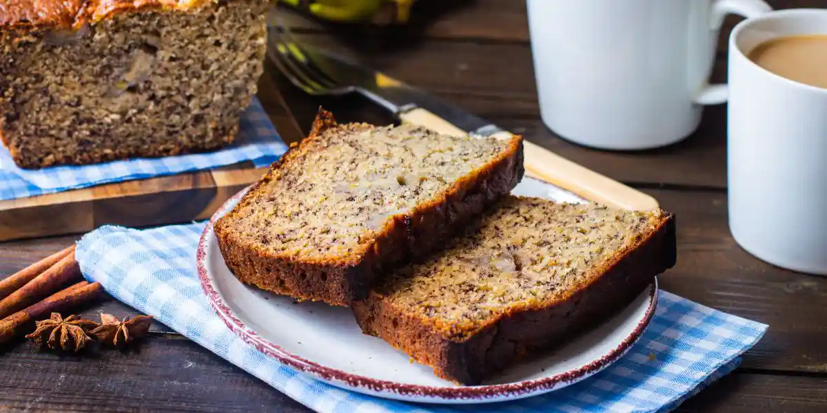 Chlebek bananowy jako przykład posiłku diety 1200 kcal.