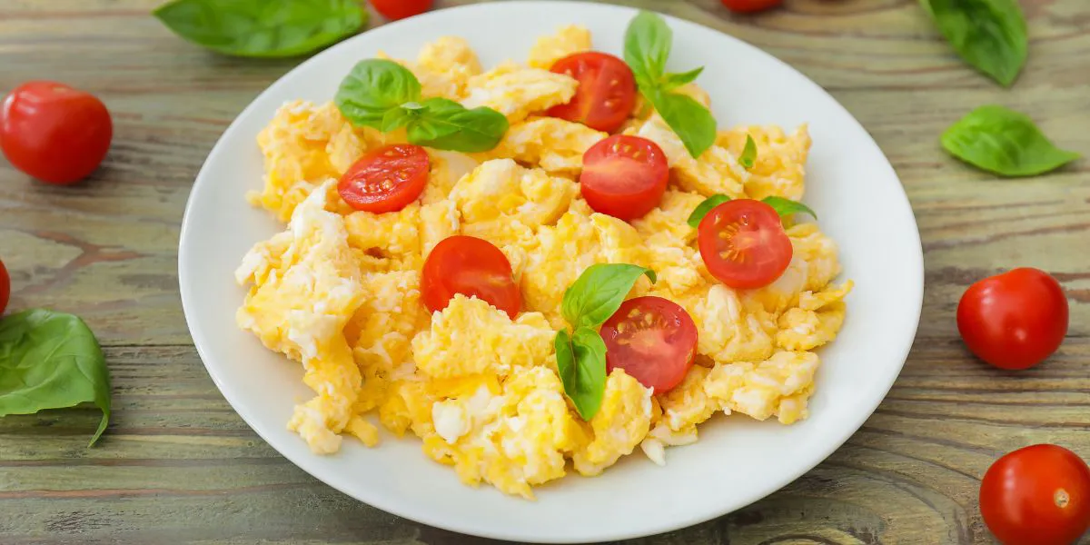 Jajecznica jako przykładowy posiłek diety 1300 kcal.