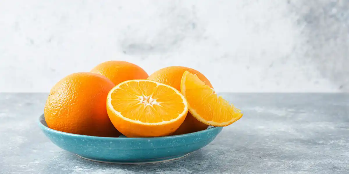 Dieta 1500 kcal nie wyklucza żadnych owoców. Pomarańcze są niskokaloryczne, sycące i bogate w kwas foliowy.