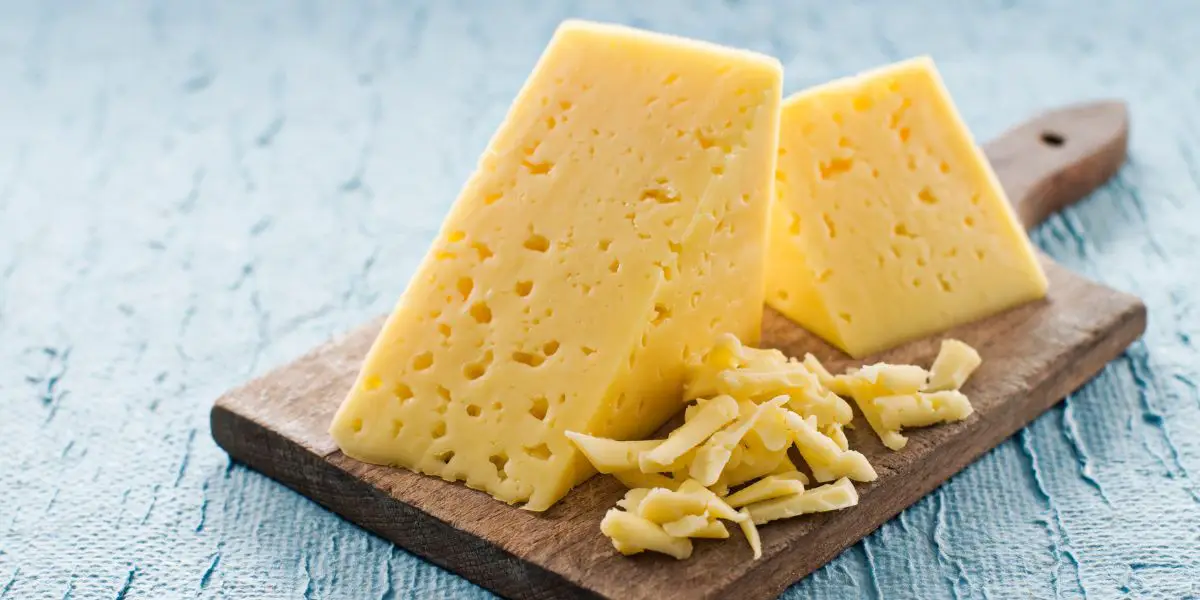 Dieta 1700 kcal może zawierać ser żółty, który stanowi źródło białka i wapnia.