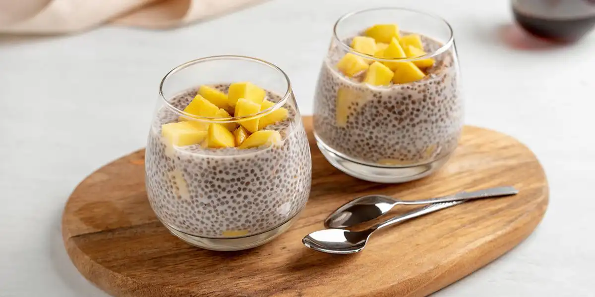 Pudding z nasion chia z mango, jako przykład wysokobłonnikowej przekąski.