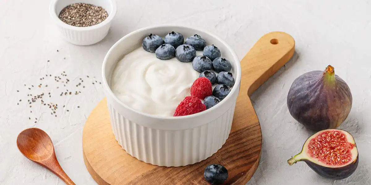 Dieta DASH zaleca spożywanie niskotłuszczowego nabiału. Wystarczy do jogurtu dodać owoce, aby stworzyć smaczną przekąskę lub drugie śniadanie.