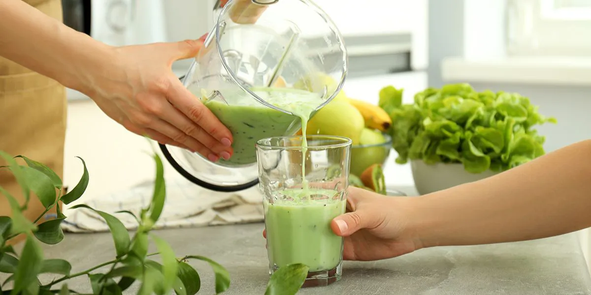 Zielone smoothie jako przykładowy posiłek diety na oczyszczenie jelit.