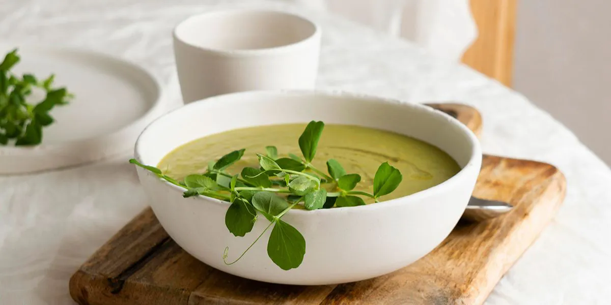 Zupa krem z warzyw jako przykładowy posiłek diety na oczyszczenie jelit.