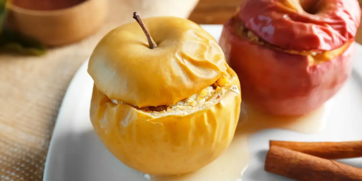Pieczone jabłka są lepiej tolerowane na diecie przy zapaleniu żołądka niż surowe.