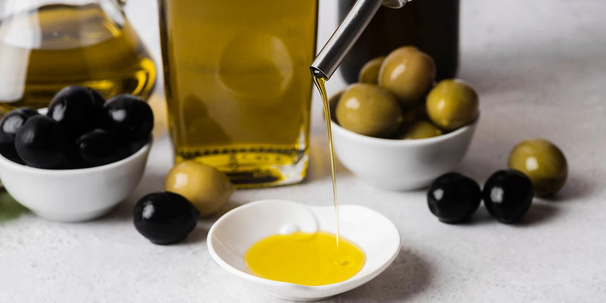 Aby zwiększyć udział tłuszczów w diecie do posiłków warto dodawać oliwę z oliwek.