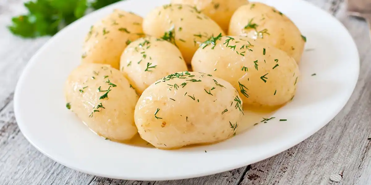 Gotowane ziemniaki z koperkiem jako przykład zalecanego produktu na diecie trzustkowej.