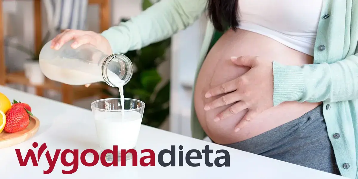 kobieta w ciąży nalewająca mleko do szklanki