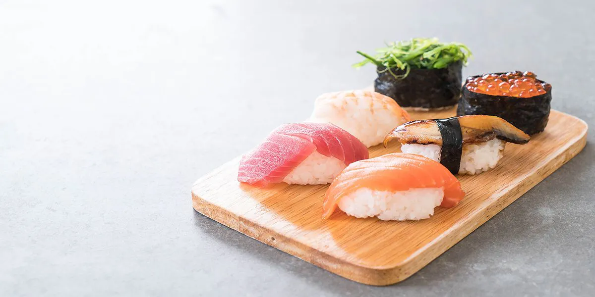Sushi z wykorzystaniem pieczonych lub smażonych ryb można uwzględnić w diecie w ciąży.