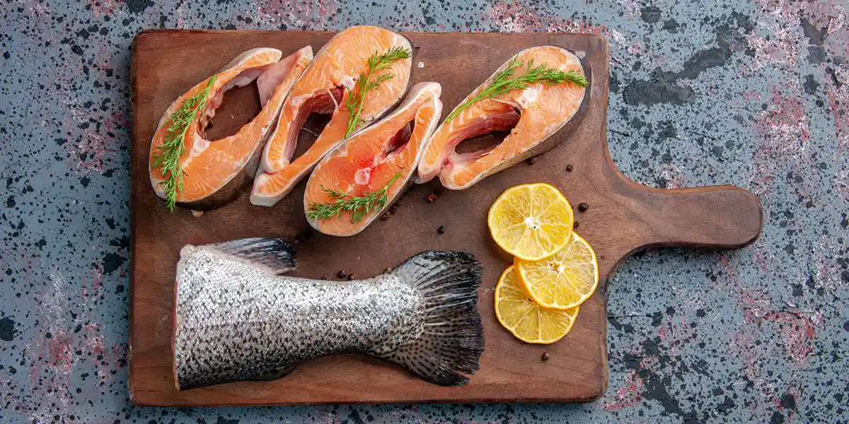 Łosoś norweski lub atlantycki jako polecane ryby w diecie w ciąży. 