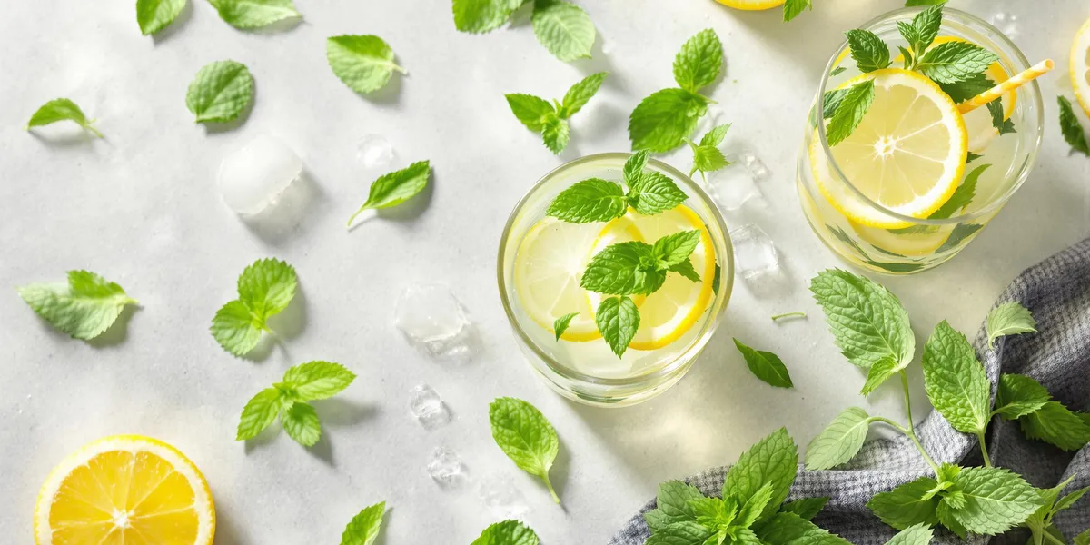 drinki z miętą, bazylią i cytryną