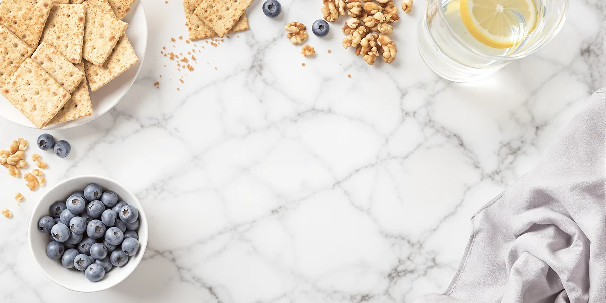 borówki, woda z cytryną i krakersy pełnoziarniste