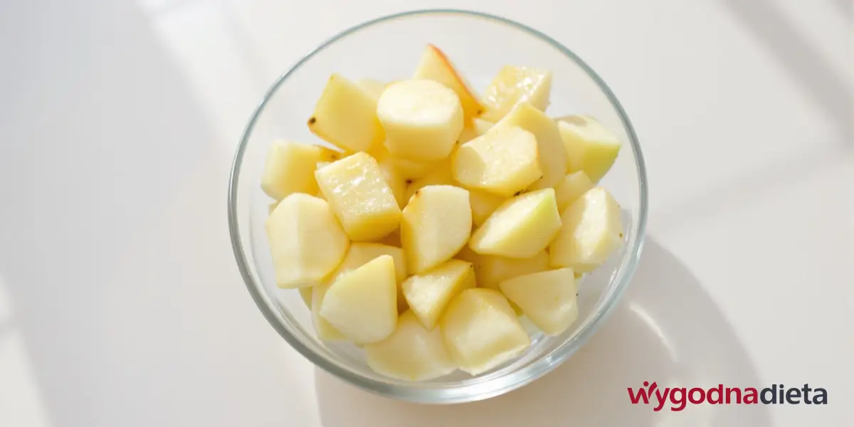 gotowane i pokrojone jabłka w szklanej misce