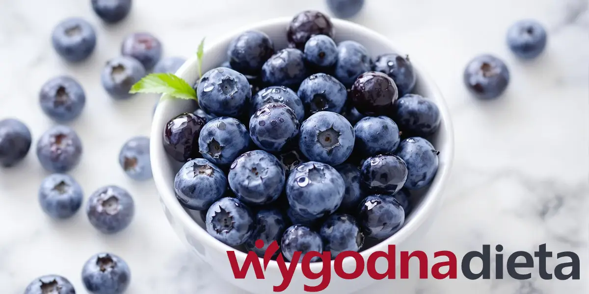 borówki i jagody w białej misce