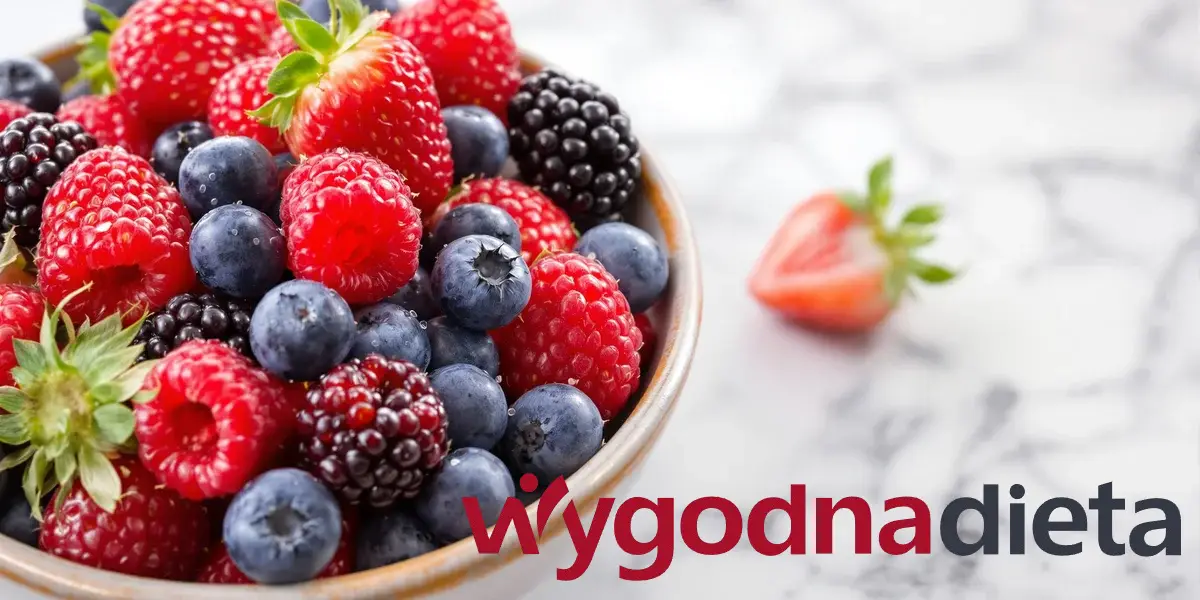 miska z malinami, jeżynami i borówkami