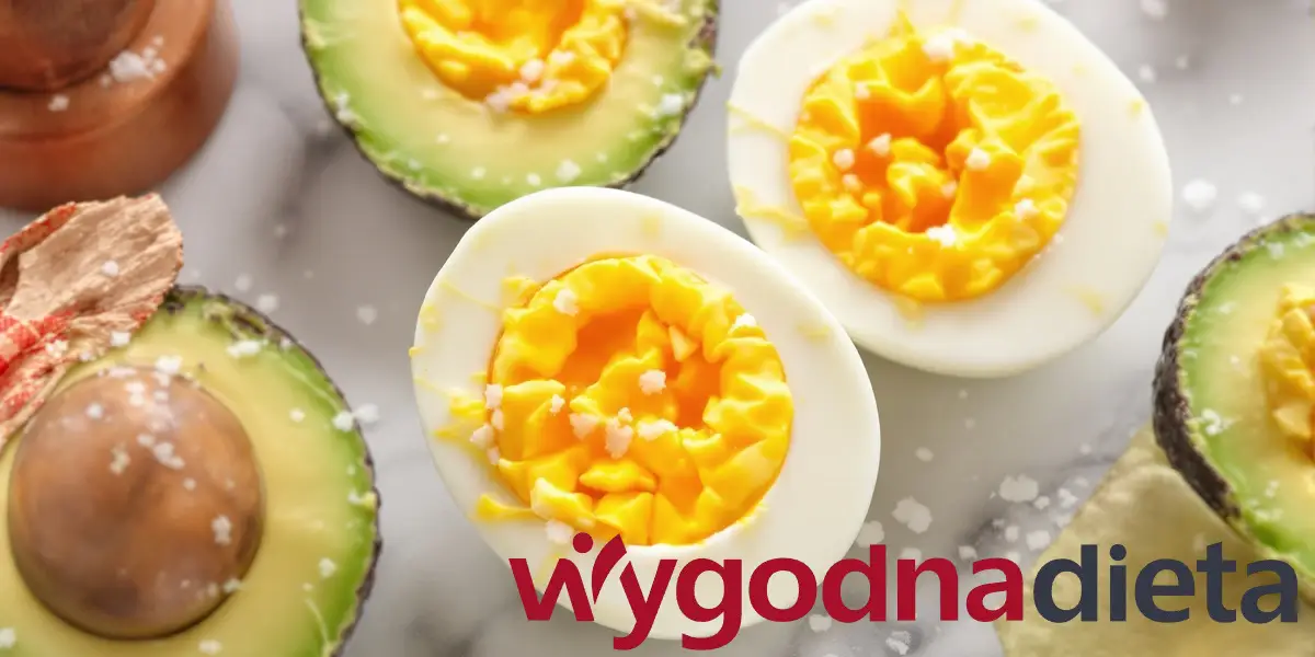 jajka na twardo i połówki awokado