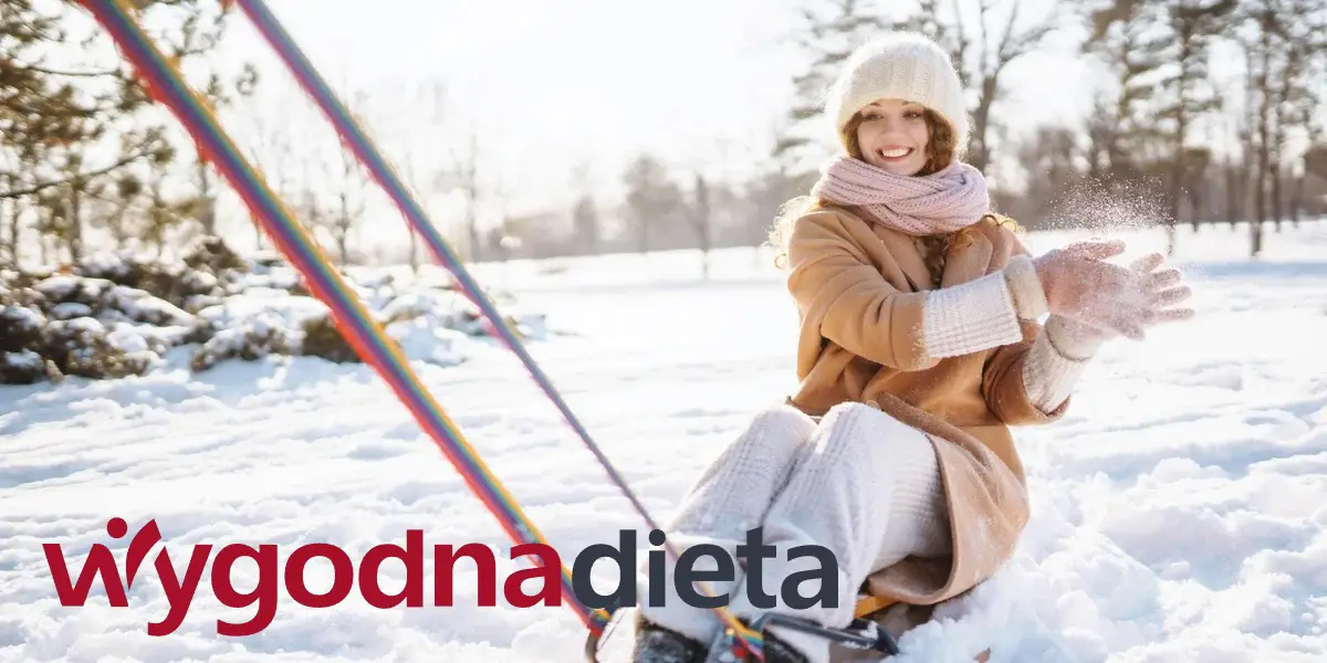 młoda kobieta jeżdżąca na sankach
