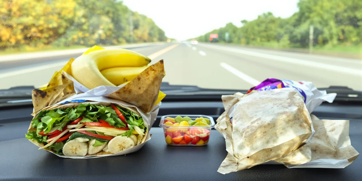 Jedzenie na desce rozdzielczej samochodu