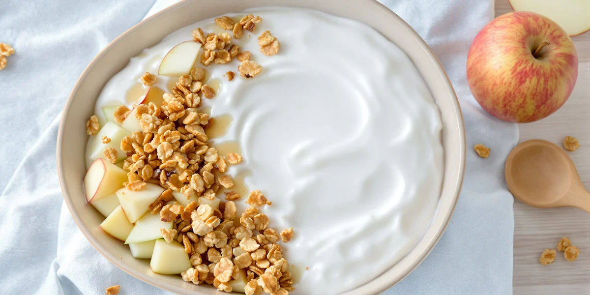 Jogurt naturalny lub skyr z garścią granoli lub płatków owsianych i jabłkiem