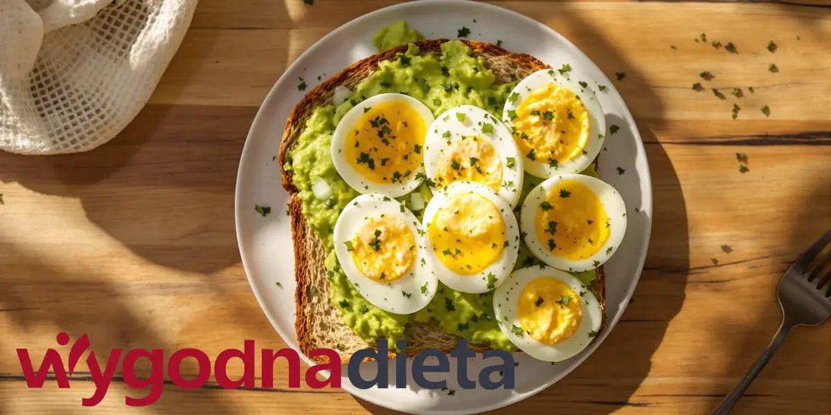 kanapki z pastą z awokado i jajkiem