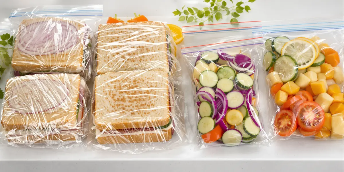 Kanapki i warzywa w workach próżniowych