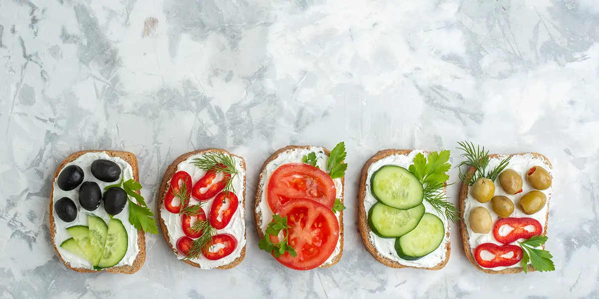 kolorowe kanapki z jajkiem i warzywami na diecie 1400 kcal