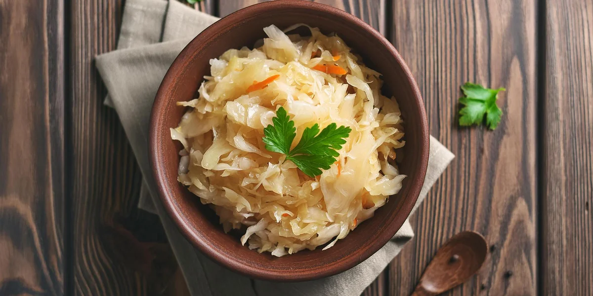 kapusta kiszona w brązowej miseczce
