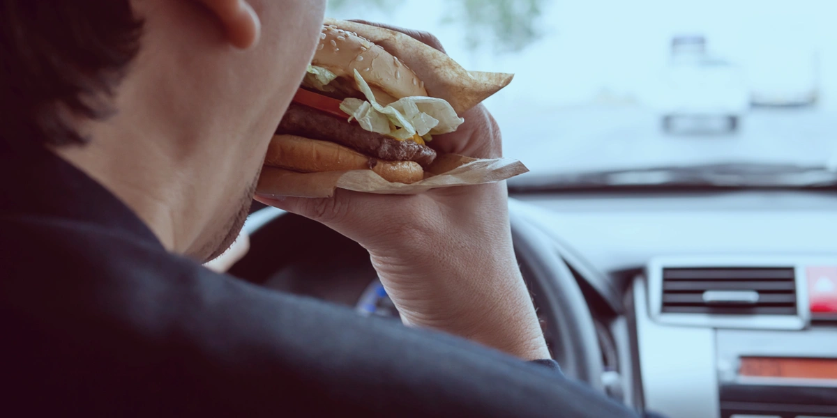 kierowca ciężarówki je fastfooda (produkt niezalecany)