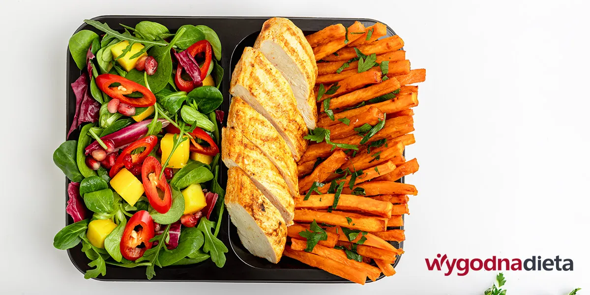 dieta pudełkowa z frytkami z batata, piersią z kurczaka i sałatką