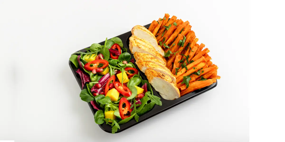 kurczak z frytkami z batatów i sałatką z cateringu Wygodna Dieta