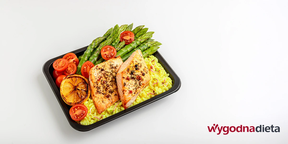 dwa filety z łososia z kaszą jaglaną i zielonymi szparagami