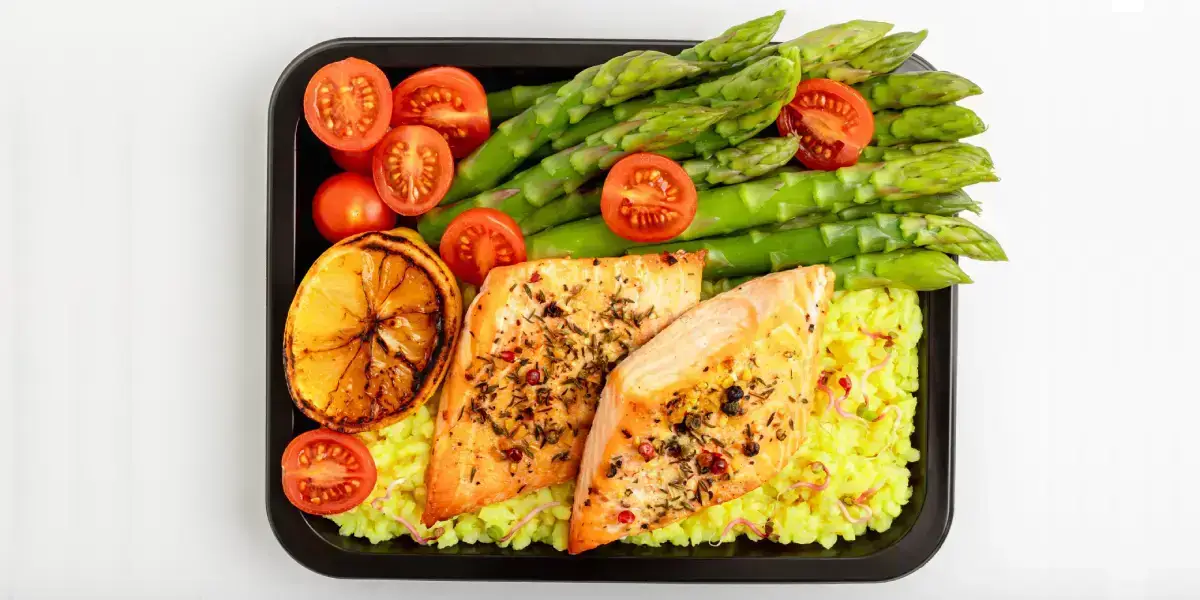 łosoś z kaszą i szparagami zielonymi