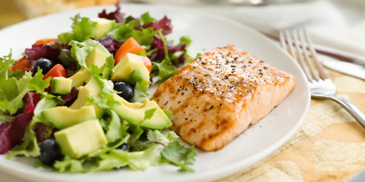 Łosoś z sałatką na bazie mixu sałat