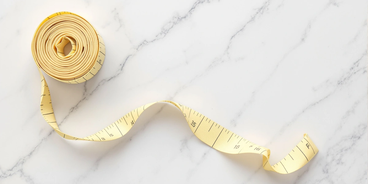 miara krawiecka na blacie marmurowym