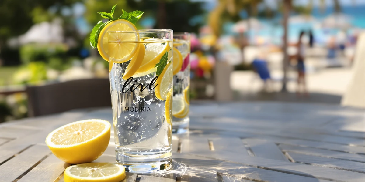 Napój cytrynowy przy basenie