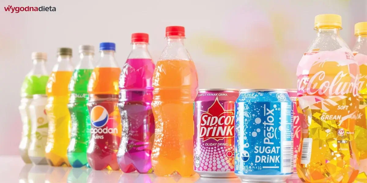 napoje gazowane ustawione w rzędzie