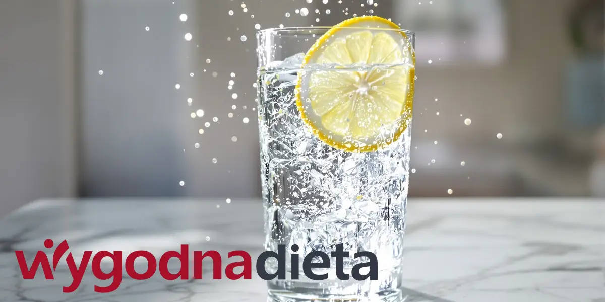 szklanka wody z cytryną