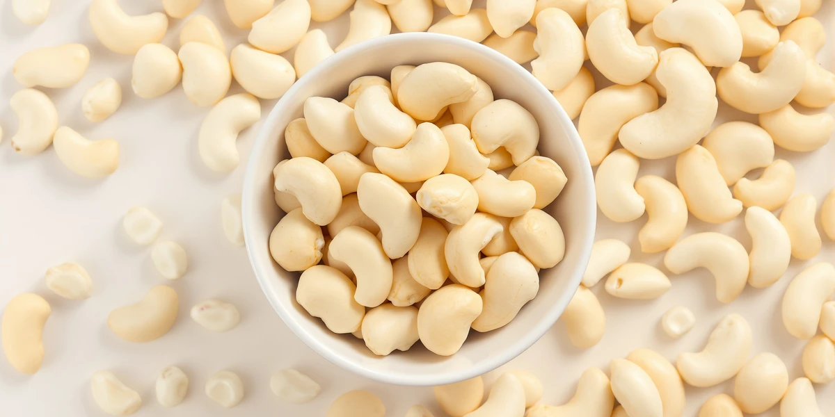 orzechy nerkowca w białej miseczce