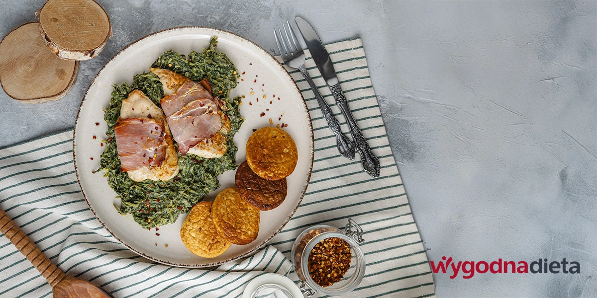 obiad ze szpinakiem, piersią z kurczaka i placuszkami