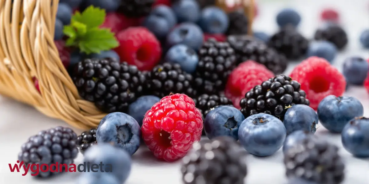 kosz z którego wysypują się owoce jagodowe