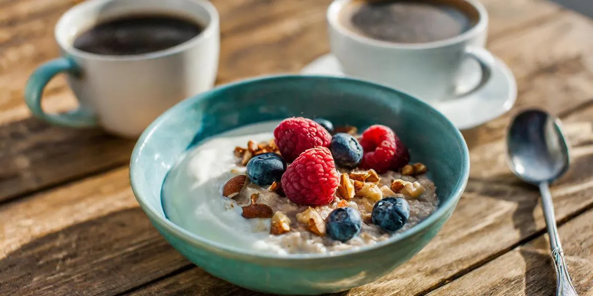 owsianka na mleku z dodatkiem owoców, orzechami i jogurtem typu skyr