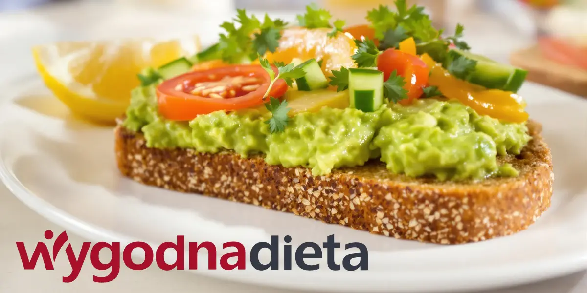 kanapki z pastą z awokado i warzywami