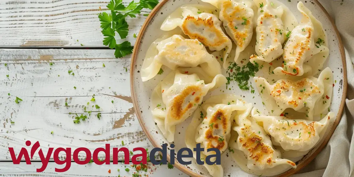 pierogi ruskie na talerzu odpiekane
