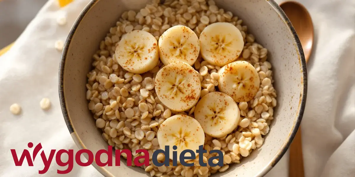 płatki owsiane na wodzie z dojrzałym bananem i szczyptą cynamonu