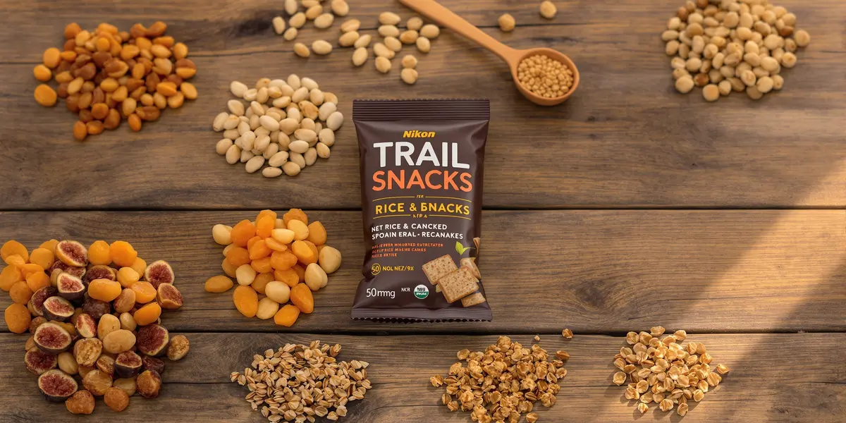 Przekąski trail mix na drewnianym blacie