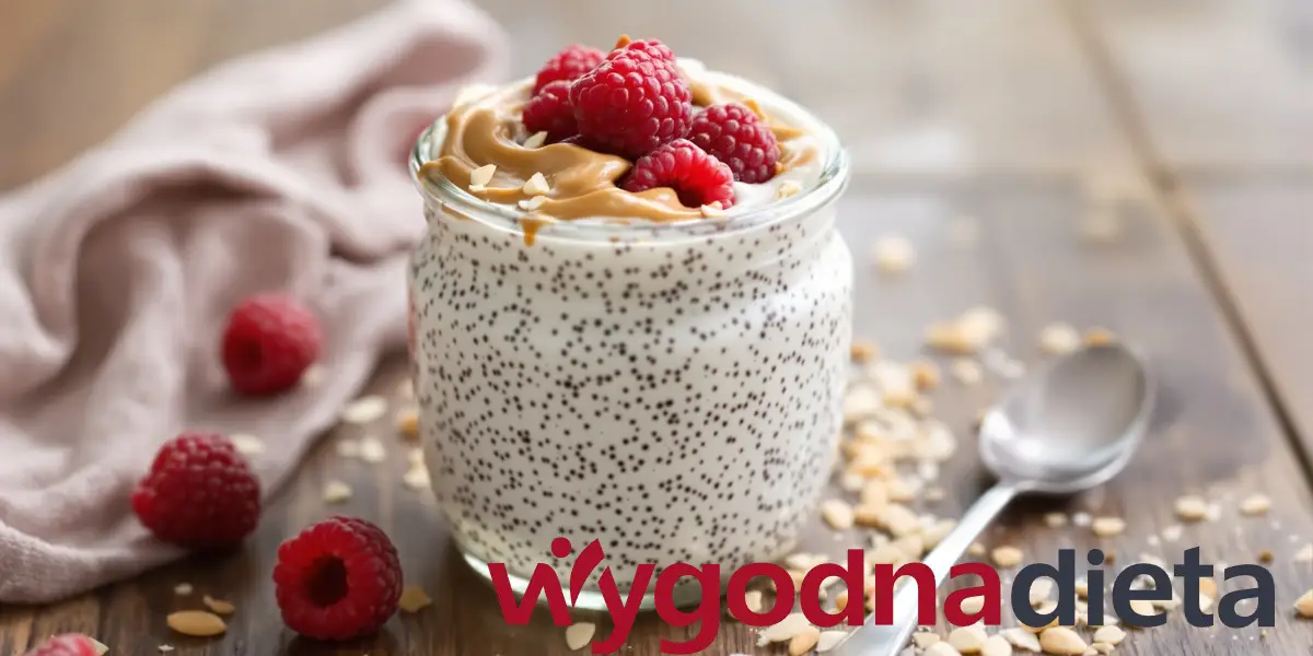pudding chia z malinami i masłem orzechowym