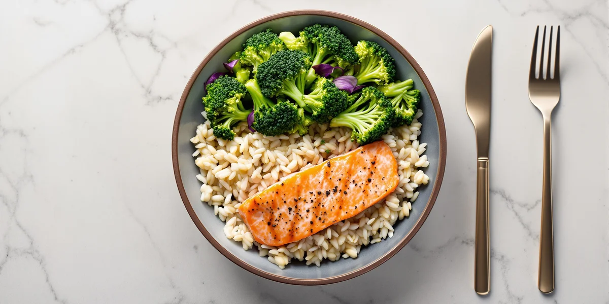 zbilansowany posiłek z brokułem, kaszą i łososiem