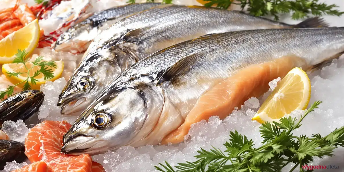 ryby, owoce morza otoczone lodem