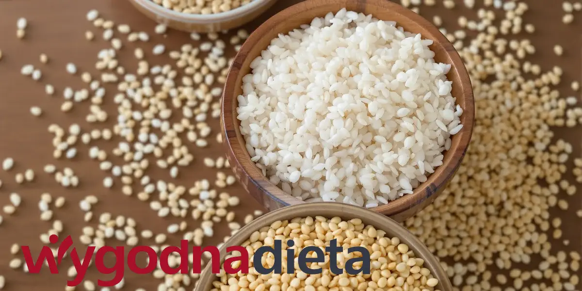 biały ryż w drewnianej misce