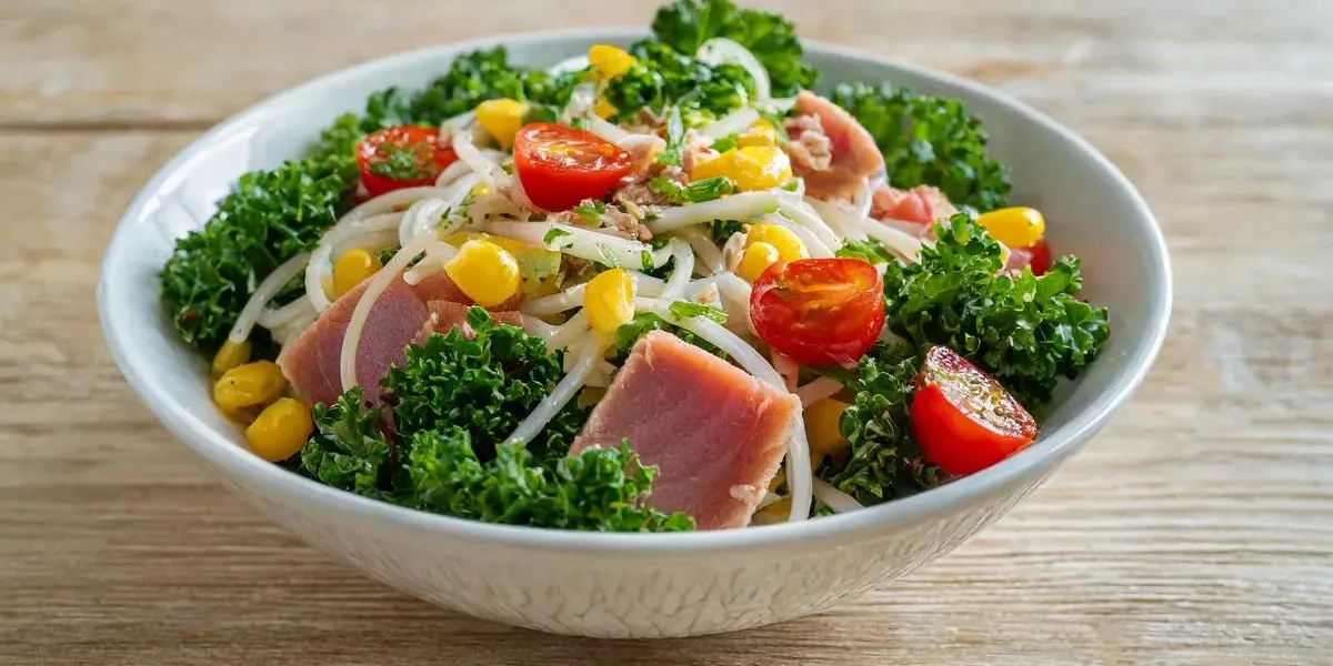 sałatka z warzywami i tuńczykiem